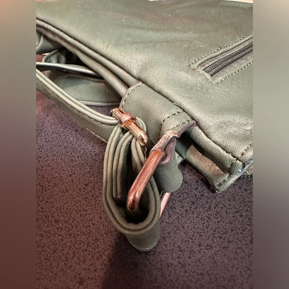Black Rivet Green Faux Leather Crossbody Purse Multiple Sections 9”x10”x1.5” - Picture 12 of 14